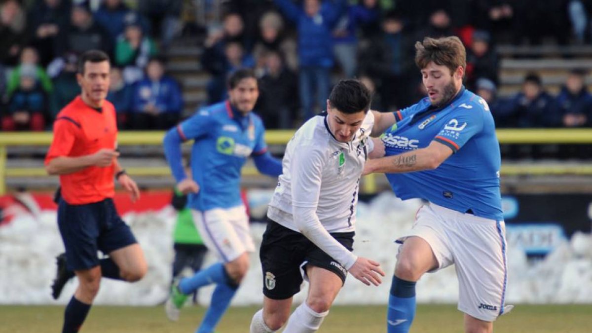 Imagen del encuentro liguero que enfrentó al Burgos y al Real Oviedo hace dos semanas.-ISRAEL L. MURILLO
