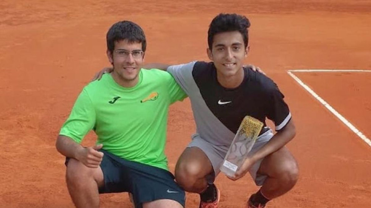 Álvarez posa con el entrenador Guillermo Antón tras ganar el torneo.-ECB