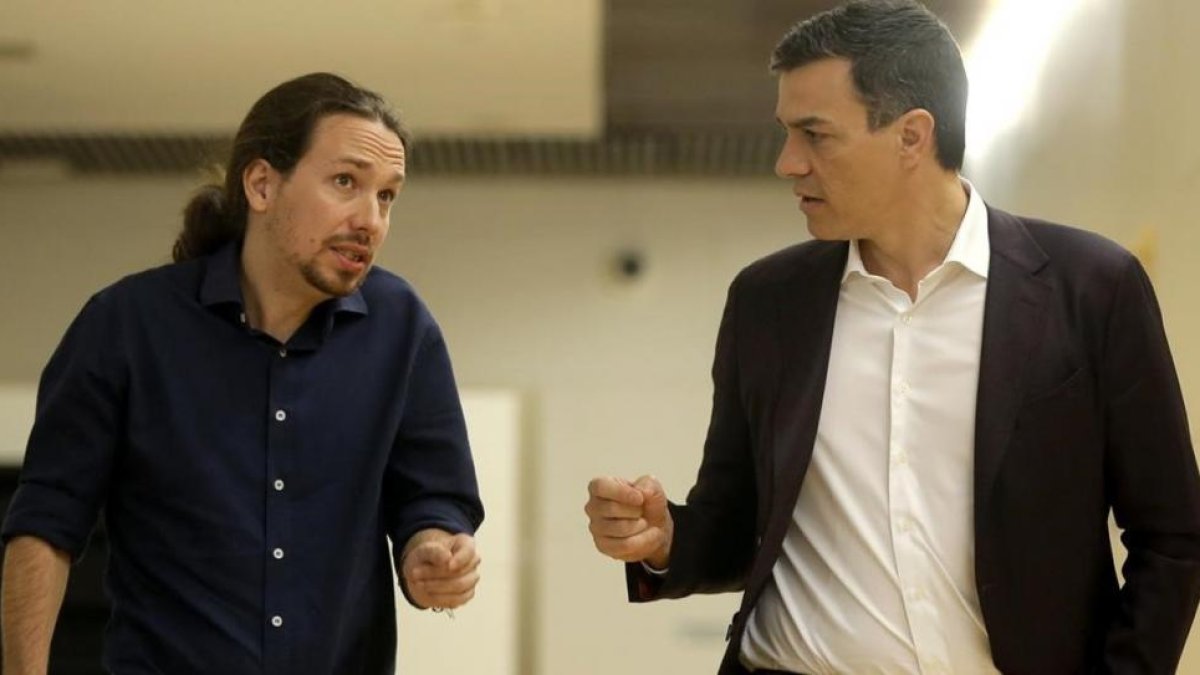 Pablo Iglesias y Pedro Sánchez, en los pasillos del Congreso-JOSÉ LUIS ROCA