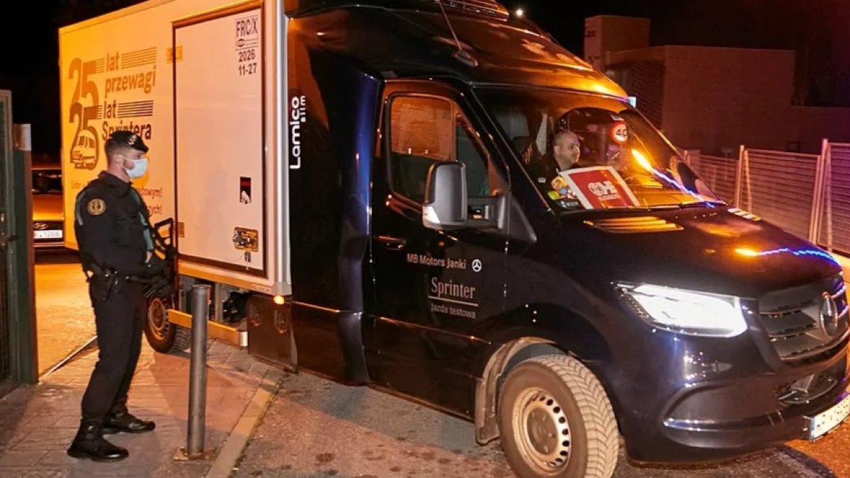 Salida del camión con las vacunas del Covid-19 desde Lerma.CARLOS GARCÍA POZO / EL MUNDO