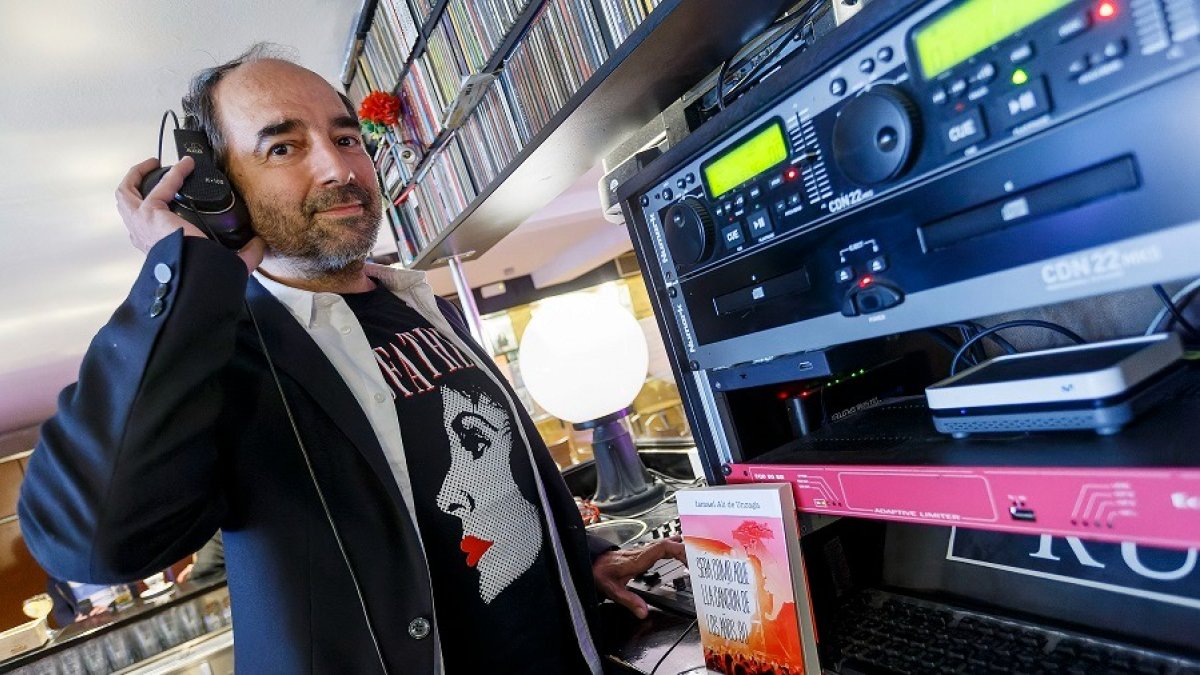 Ismael Alí de Unzaga, melómano confeso, junto a un ejemplar de 'Será como aquella canción de los años 80' en La Rúa. SANTI OTERO
