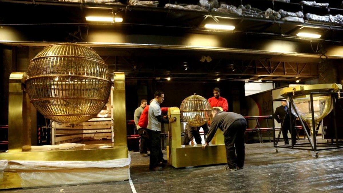 Llegada de los bombos de la Loteria de Navidad al Teatro Real de Madrid.-/ JUAN MANUEL PRATS