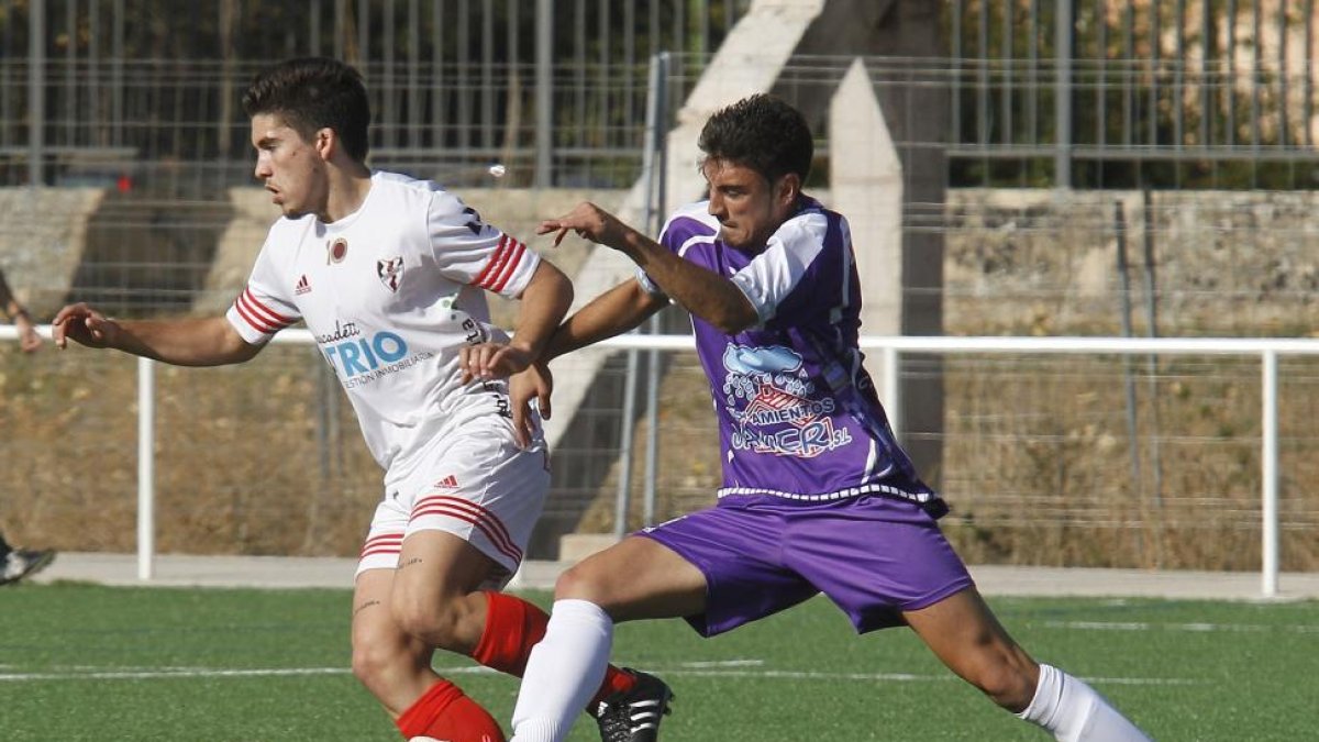 Israel protege el balón ante la presión de un jugador del Becerril, ayer.-SANTI OTERO