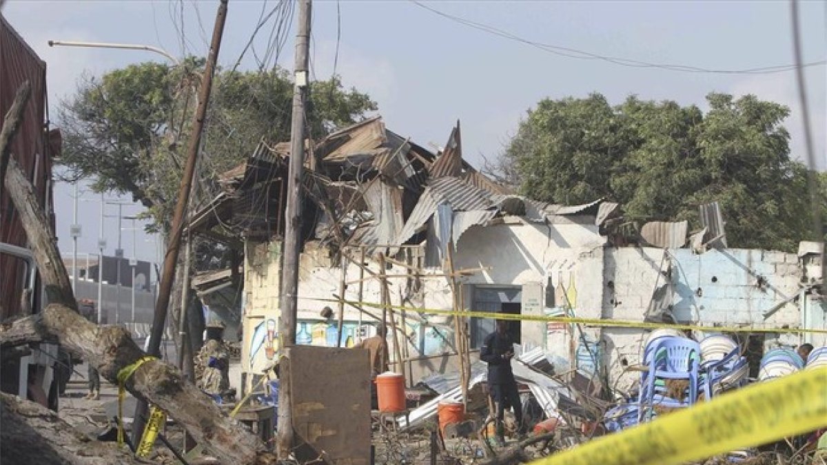 Entorno del puerto de Mogadiscio, Somalia, tras el ataque suicida.-EFE / SAID YUSUF WARSAME