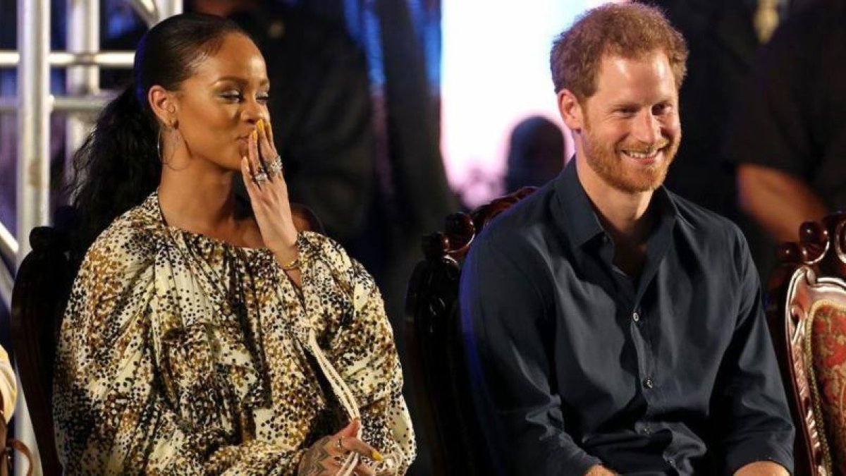 Rihanna y el príncipe Enrique.-AP / CHRIS RADBUM