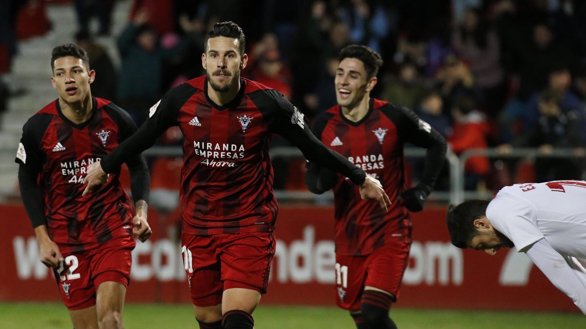 Álvaro Rey celebra el tercer tanto del Mirandés ante el Sevilla, ayer, en Anduva. SANTI OTERO