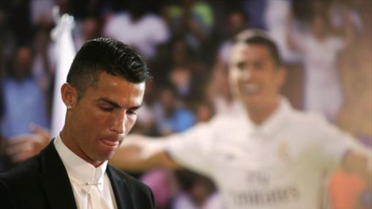 Cristiano Ronaldo, en el acto de su renovación con el Madrid, el pasado mes de noviembre, en el Bernabéu.-REUTERS / SUSANA VERA