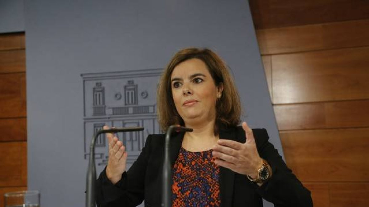 La vicepresidenta del Gobierno, Soraya Sáenz de Santamaría, valora este sábado la firma del decreto de convocatoria de la consulta del 9-N.-