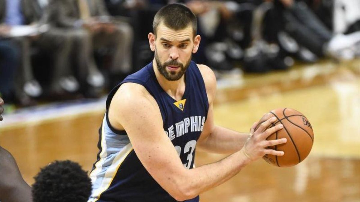 Marc Gasol, en acción, en uno de los partidos de esta pretemporada en la NBA.-CRAIG LASSIG / EFE