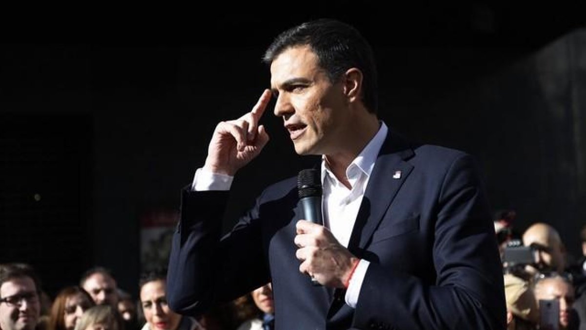 El líder del PSOE, Pedro Sánchez, en un mitin en la plaza del Callao de Madrid.-AGUSTÍN CATALÁN