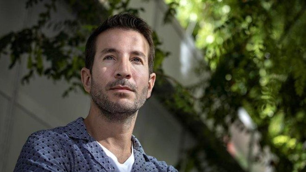 El escritor y guionista Alex Michaelides, este jueves en Barcelona.-LAURA GUERRERO