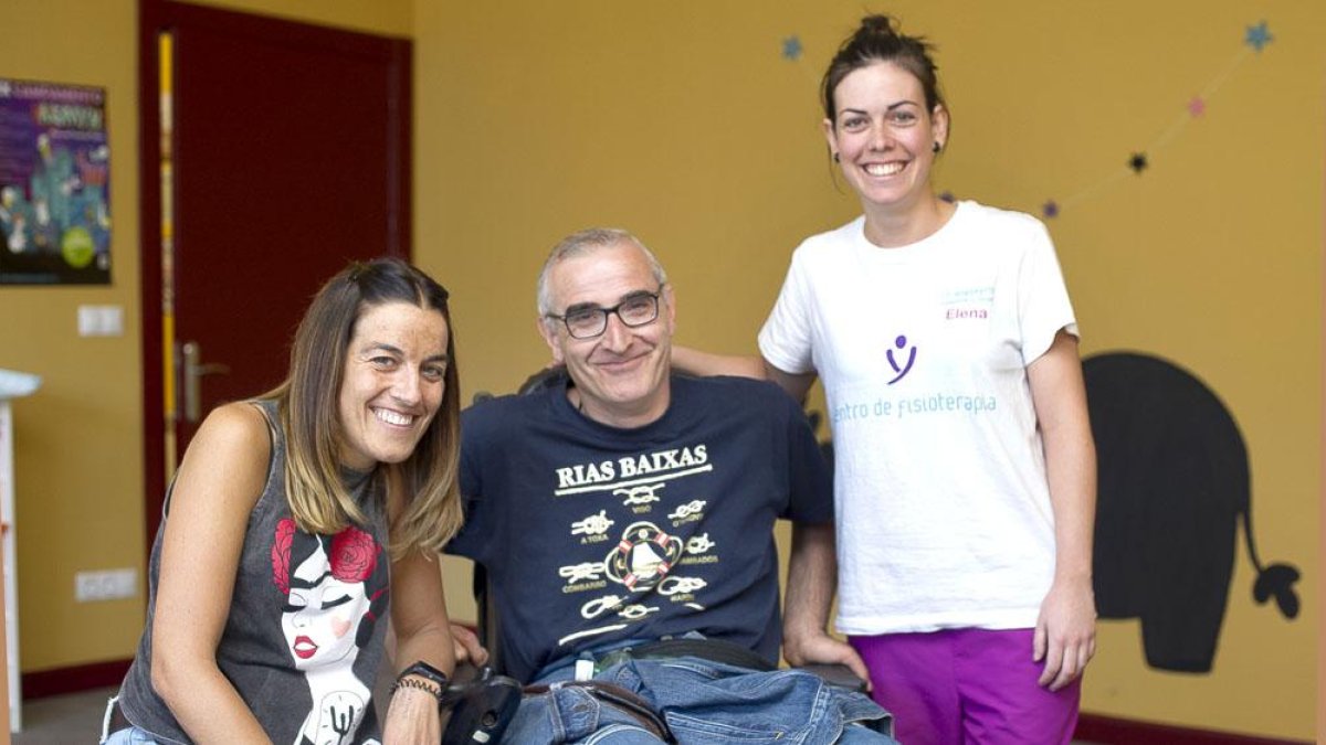 Jimena Pérez, Óscar Pérez y Elena Sanz, en las instalaciones Aspaym en Villagonzalo de Arenas.-ISRAEL L. MURILLO