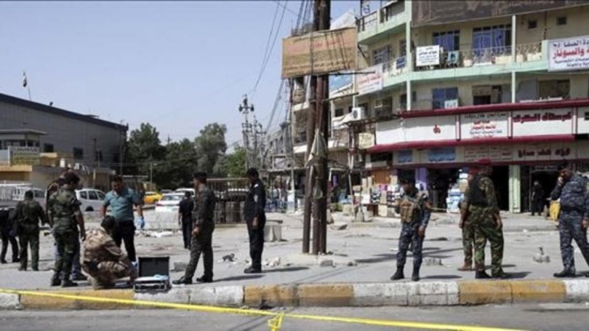 Varios policías inspeccionan el lugar donde se produjo otro atentado terrorista en Bagdad, el pasado 27 de septiembre, en el que murieron 15 personas.-AHMED JAL