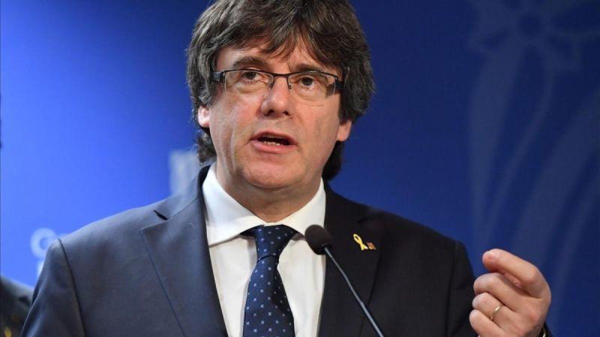 Carles Puigdemont durante la conferencia de prensa que ha ofrecido, este mediodía, en Bruselas.-EMMANUEL DUNAND (AFP)