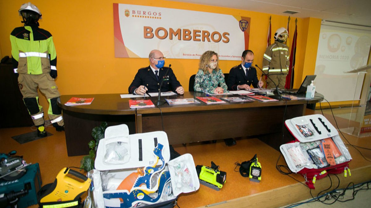 Julio Estébanez, Blanca Carpintero y Miguel Ángel Extremo, ayer, durante la presentación de la memoria anual de los Bomberos de Burgos. TOMÁS ALONSO