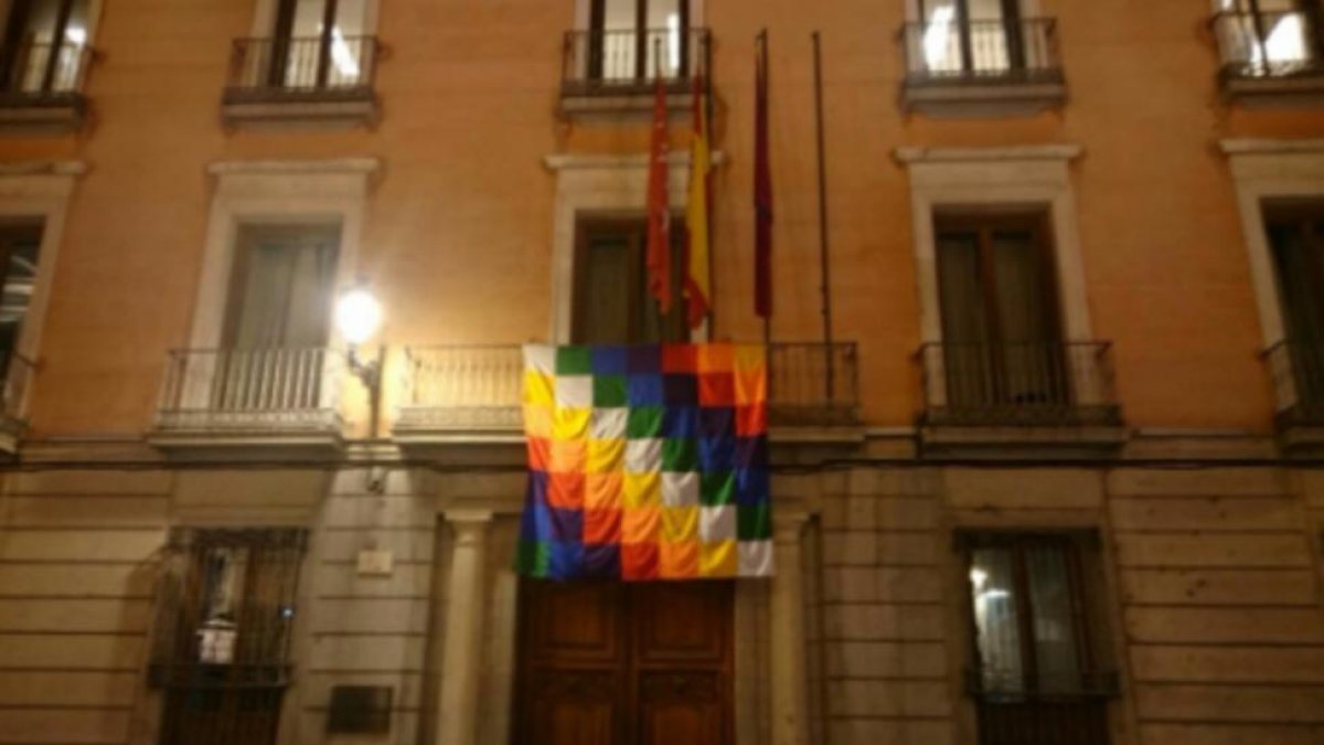 La bandera indígena que exhibe la Junta Municipal de Centro del Ayuntamiento de Madrid.-TWITTER