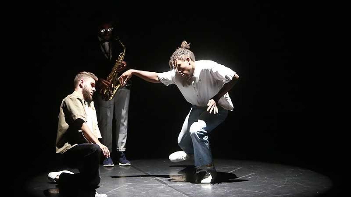 GetLive, de la compañía española Get Bak, a concurso en Danza Urbana, abrió la competición anoche.-Raúl Ochoa