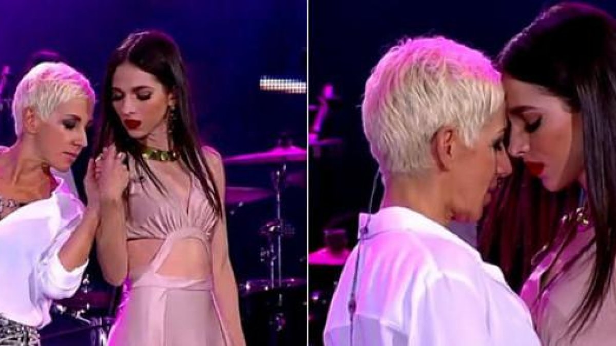 Ana Torroja y Patu Cantú, en uno de los momentos más sensuales del concierto.-INSTAGRAM
