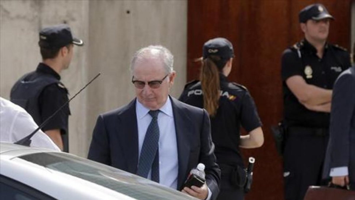 El expresidente de Bankia Rodrigo Rato sale del juicio por el caso de las tarjetas 'black'.-JOSÉ LUIS ROCA