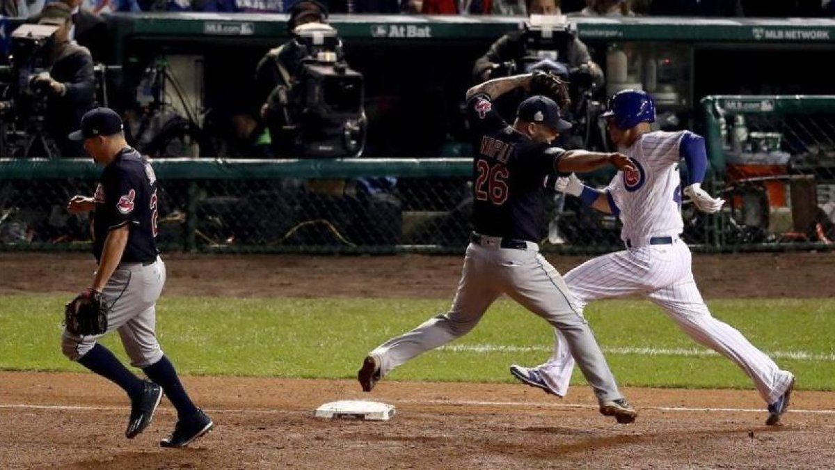 Mike Napoli y de los Indians y Wilson Contreras de los Cubs en el tercer partido de las series finales.-AFP