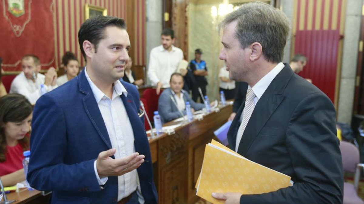 Daniel de la Rosa conversa con el alcalde, Javier Lacalle, antes del comienzo de un Pleno.-ISRAEL L. MURILLO