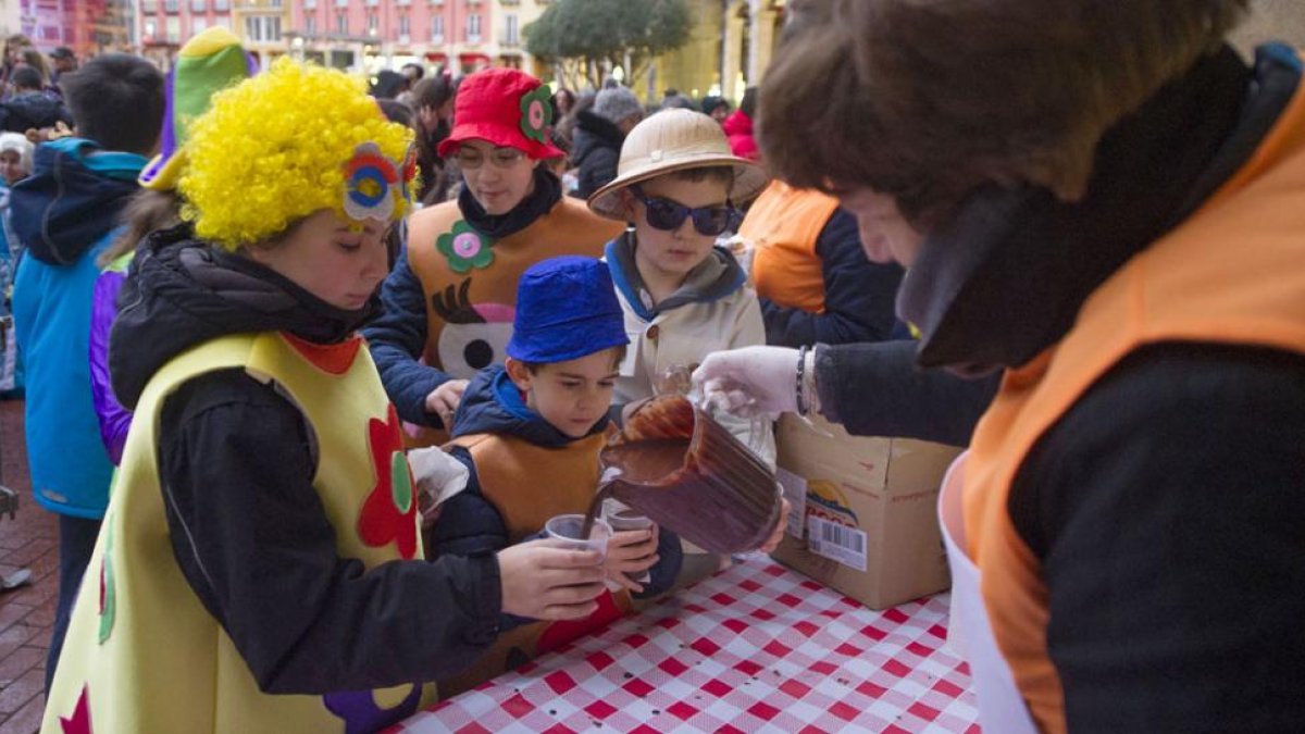 El chocolate repartido en la Plaza Mayor llegó a coloridas flores, vaqueros, payasos, flamencas, mosqueteros, enfermeras, pollitos, príncipes y princesas, capitanes América...-Israel L. Murillo