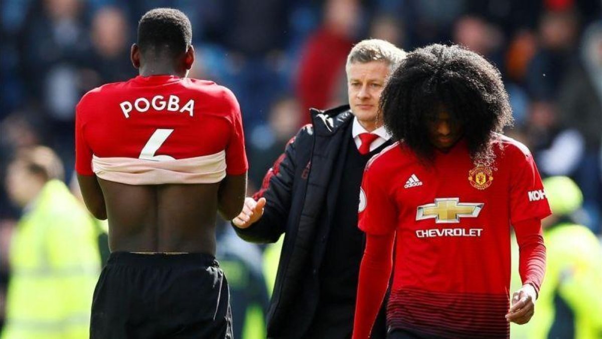 Paul Pogba y Tahith Chong, alicaídos junto a Solskjaer tras quedarse sin opciones de jugar la Champions.-REUTERS / JASON CAIRNDUFF