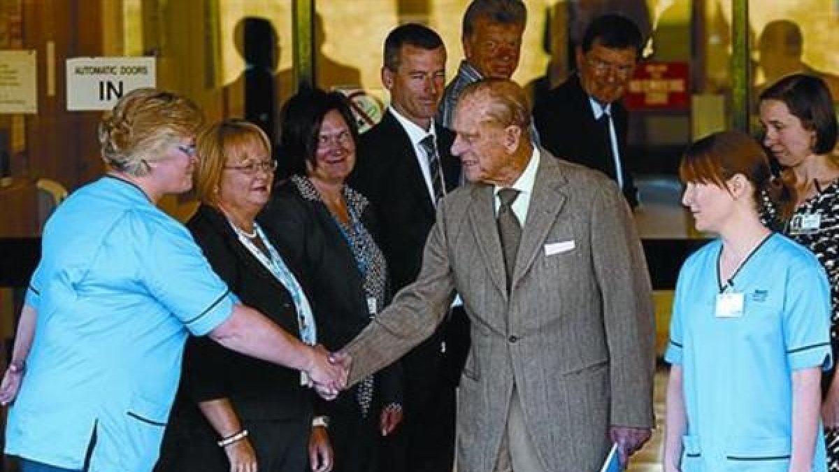 Una imagen de archivo del príncipe Felipe de Edimburgo saliendo del hospital.-ANDREW MILLIGAN
