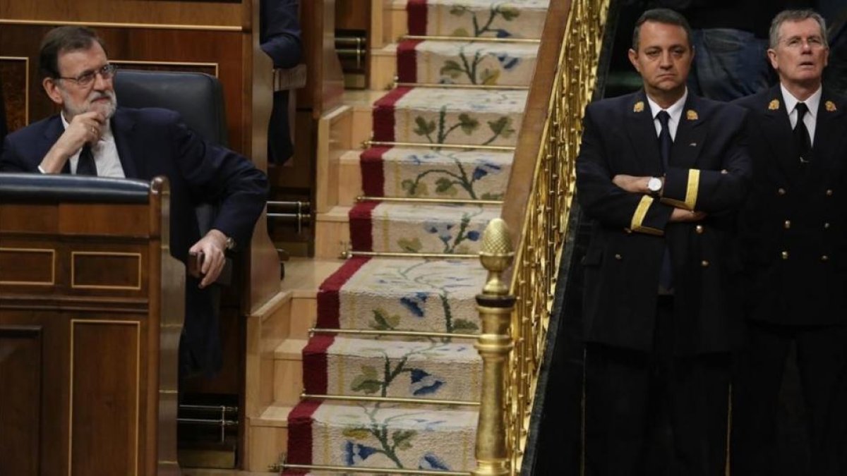 Mariano Rajoy atiende la intervención de Irene Montero, este martes, en el Congreso.-JUAN MANUEL PRATS