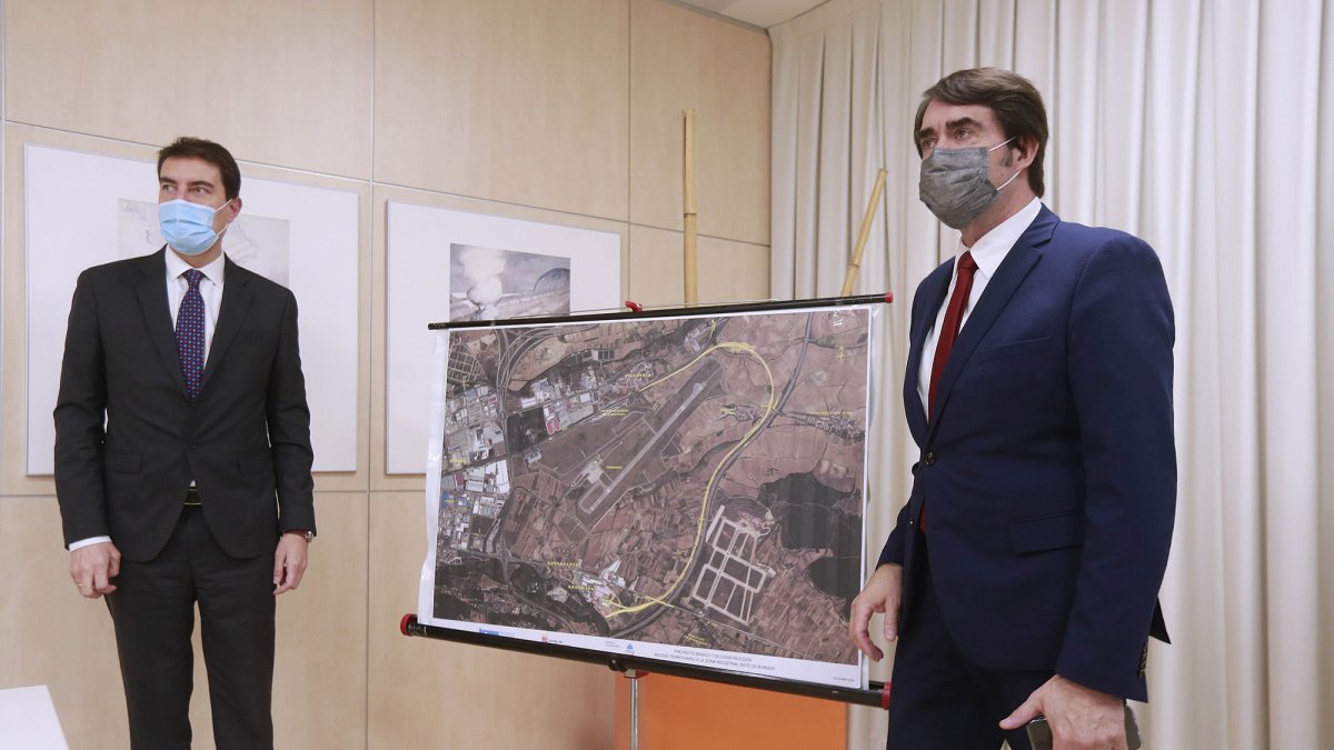 Los consejeros junto al plano del ramal en el que se aprecia como bordea el aeropuerto y enlaza con el tecnológico. R. O.