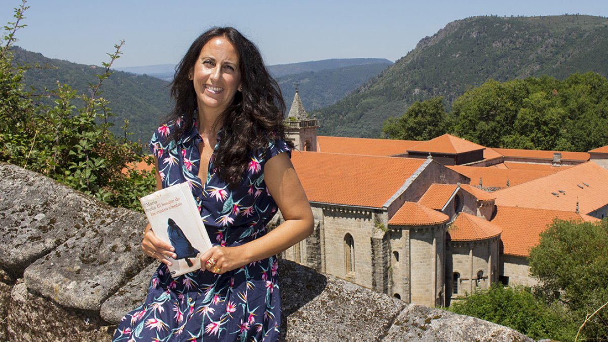 La autora viguesa María Oruña junto al monasterio de Santo Estevo, en el corazón de la Ribeira Sacra orensana. RICARDO PÉREZ