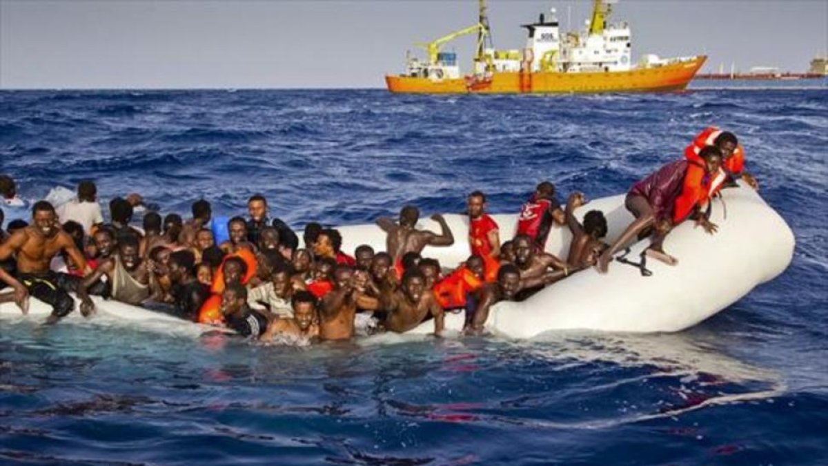 Rescate de una barcaza repleta de migrantes, el pasado domingo, frente a las costas de Lampedusa.-AP / PATRICK BAR