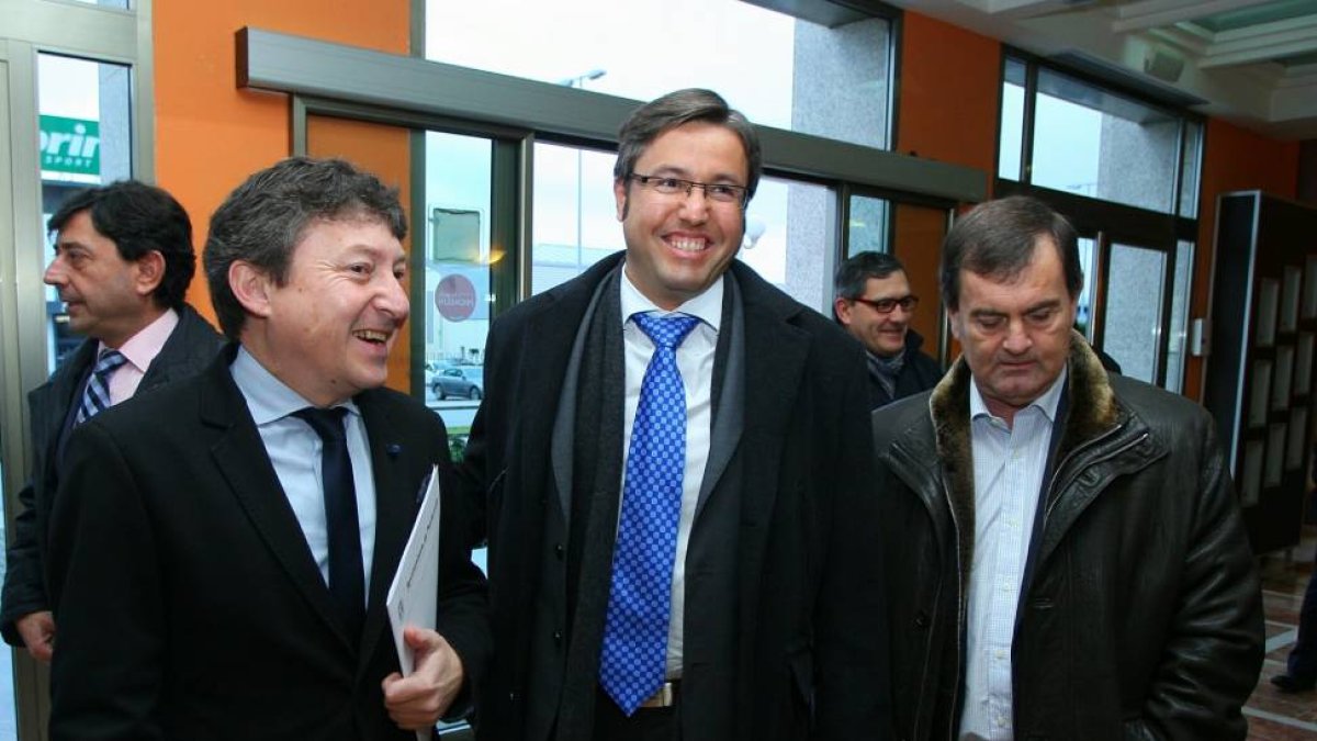 El presidente de la Diputación de León, Emilio Orejas, junto al alcalde de Ponferrada, Samuel Folgueral, y el diputado provincial, Jose Antonio Velasco-Ical