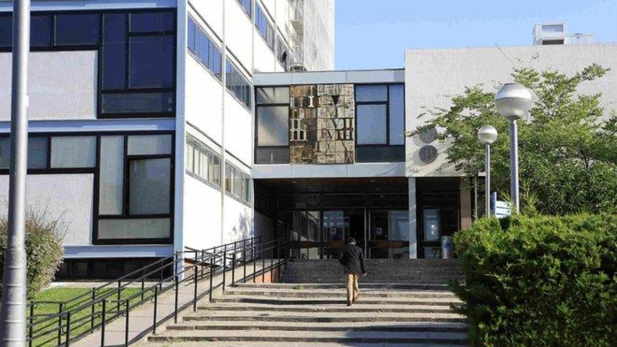 Entrada de la Facultad de Derecho de la UB.-FERRAN NADEU