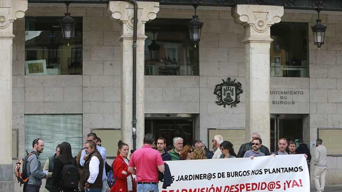 Los trabajadores se manifestaron ayer frente al Ayuntamiento de Burgos.-RAÚL G. OCHOA