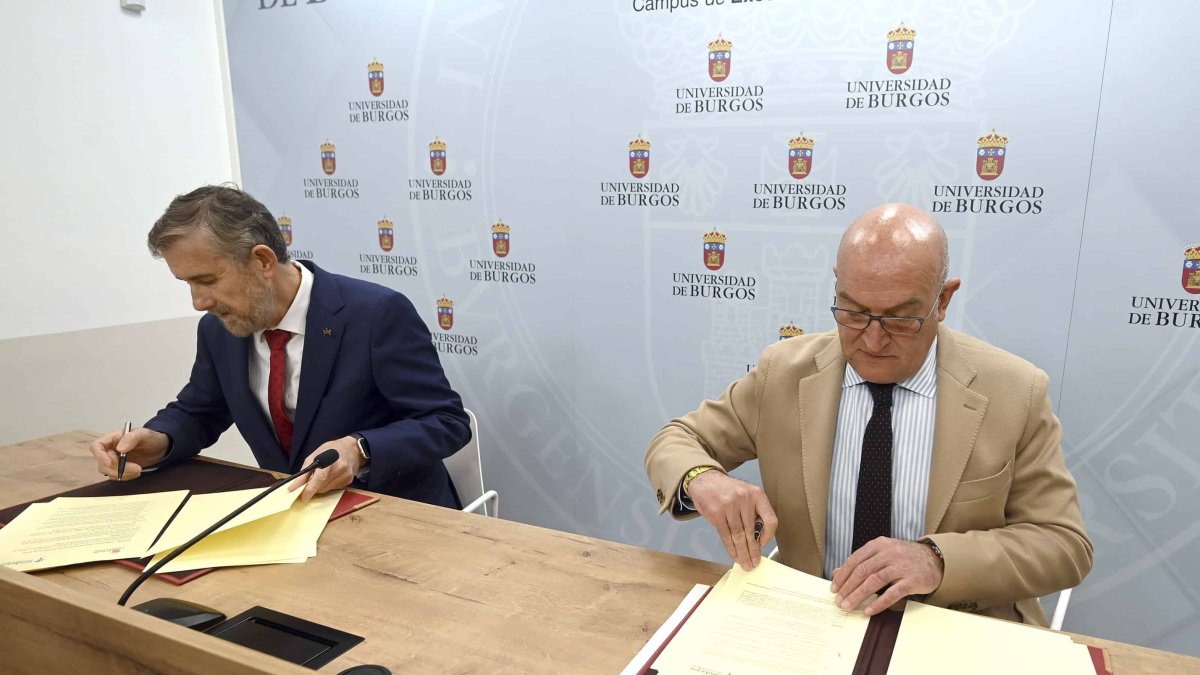 Manuel Pérez Mateos y Jesús Julio Carnero firman el convenio para formar a secretarios e interventores. ICAL