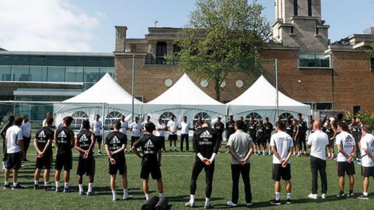 Minuto de silencio de la plantilla blanca en Canadá.-REAL MADRID