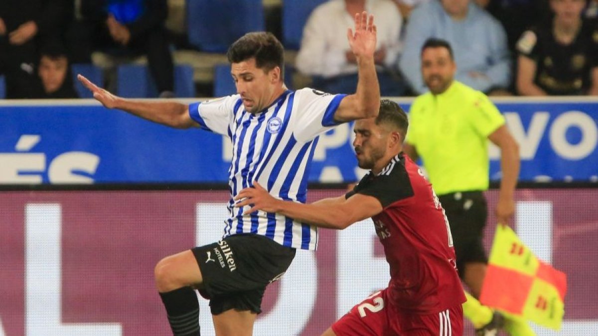 Salinas trata de sostener a Alkain en el partido de la primera vuelta. LALIGA