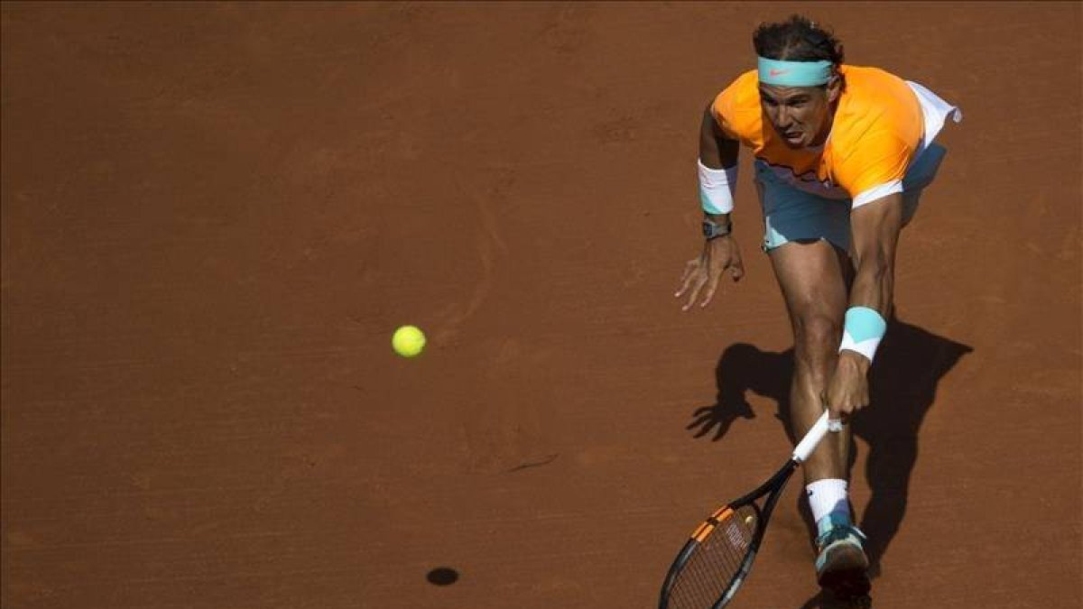 Nadal devuelve una pelota en el partido que le ha enfrentado al italiano Fabio Fognini.-EFE