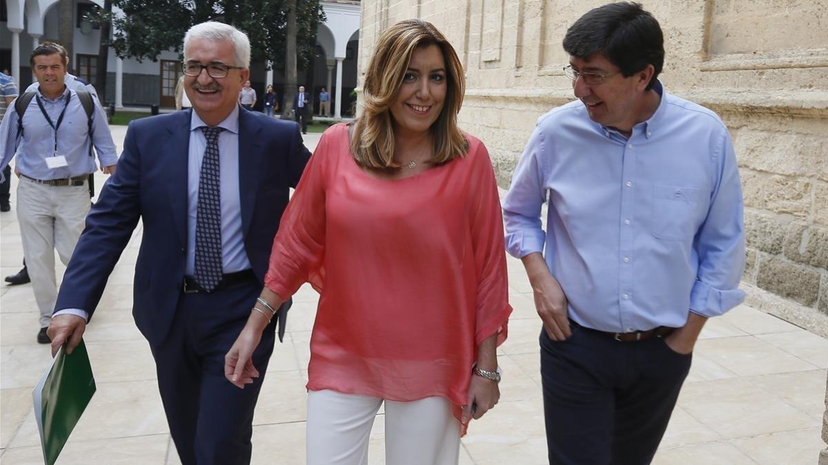 La presidenta de la Junta de Andalucía, Susana Díaz, junto al líder de Cs en la comunidad, Juan Marín (derecha), en una imagen del 2016.-EFE / JOSÉ MANUEL VIDAL