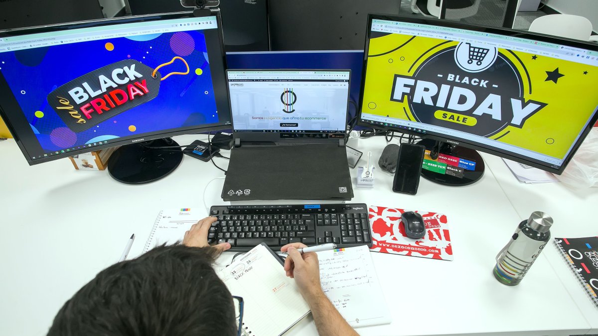 En las oficinas de la empresa burgalesa Geotelecom el Black Friday empezó en agosto. TOMÁS ALONSO