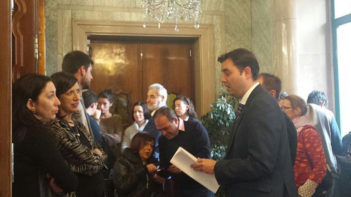 Los concejales del PSOE, Ciudadanos, Imagina y Silvia Álvarez de Eulate abandonaron el salón de plenos cuando Fernando Gómez tomó la palabra.-ECB