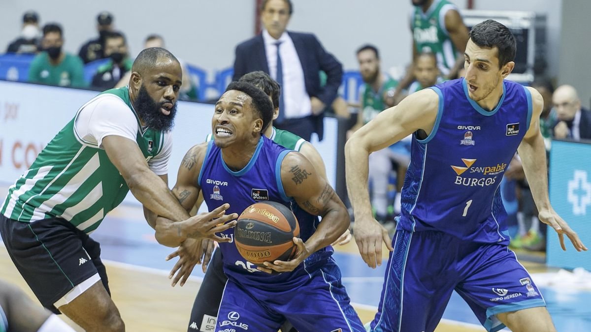 McGee recibe una falta. SANTI OTERO