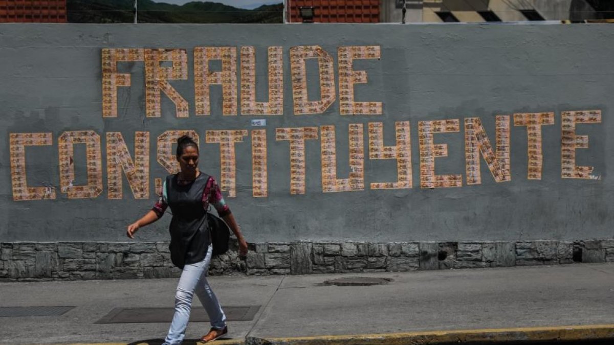 Una pintada denuncia la votación a la Asamblea Constituyente en un muro de Caracas-MIGUEL GUTIERREZ / EFE