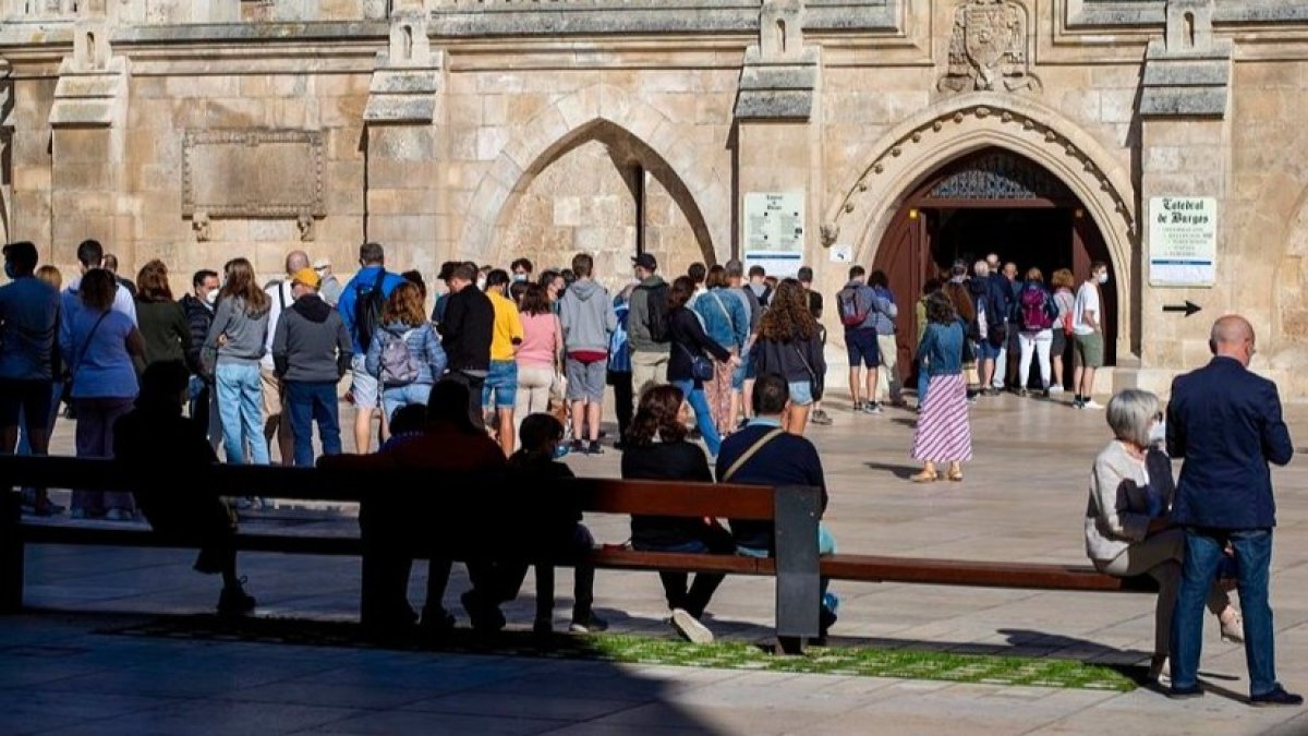 Un grupo de turistas frente a la Catedral. SANTI OTERO