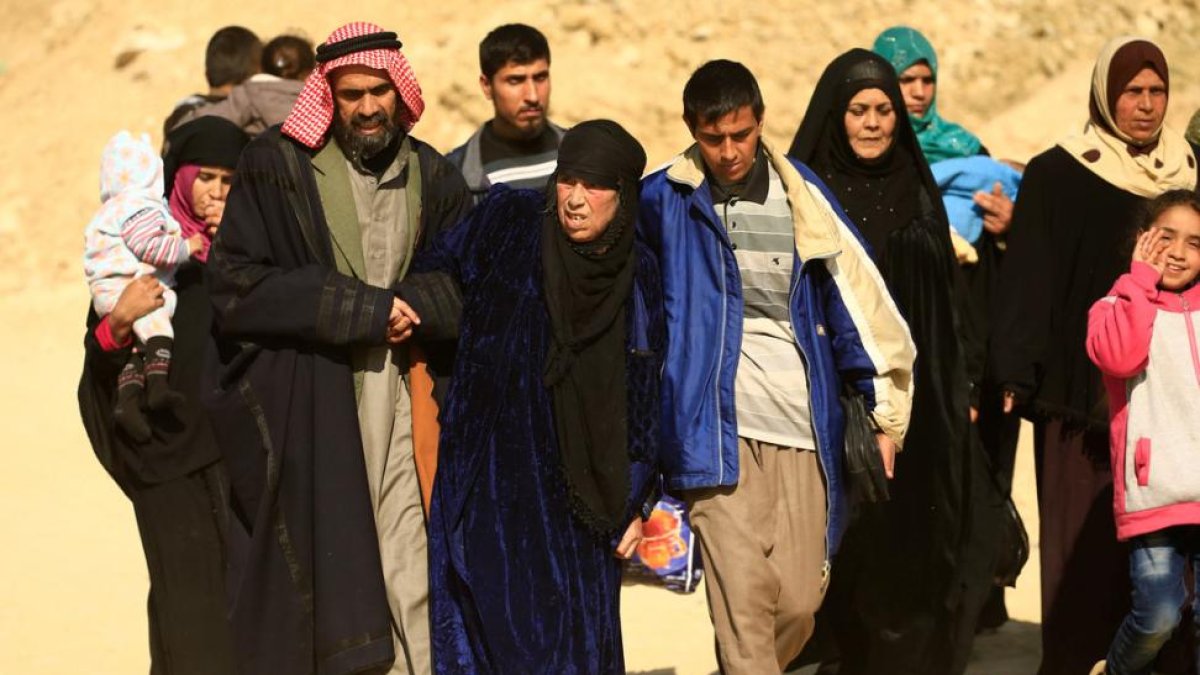 Familias iraquís huyen de Mosul.-REUTERS