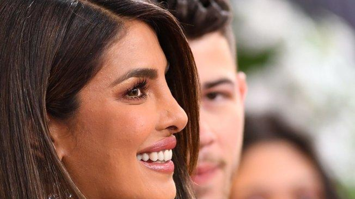 La actriz Priyanka Chopra y su marido, el cantante Nick Jonas, en la gala de los Grammy.-AFP / VALERIE MACON