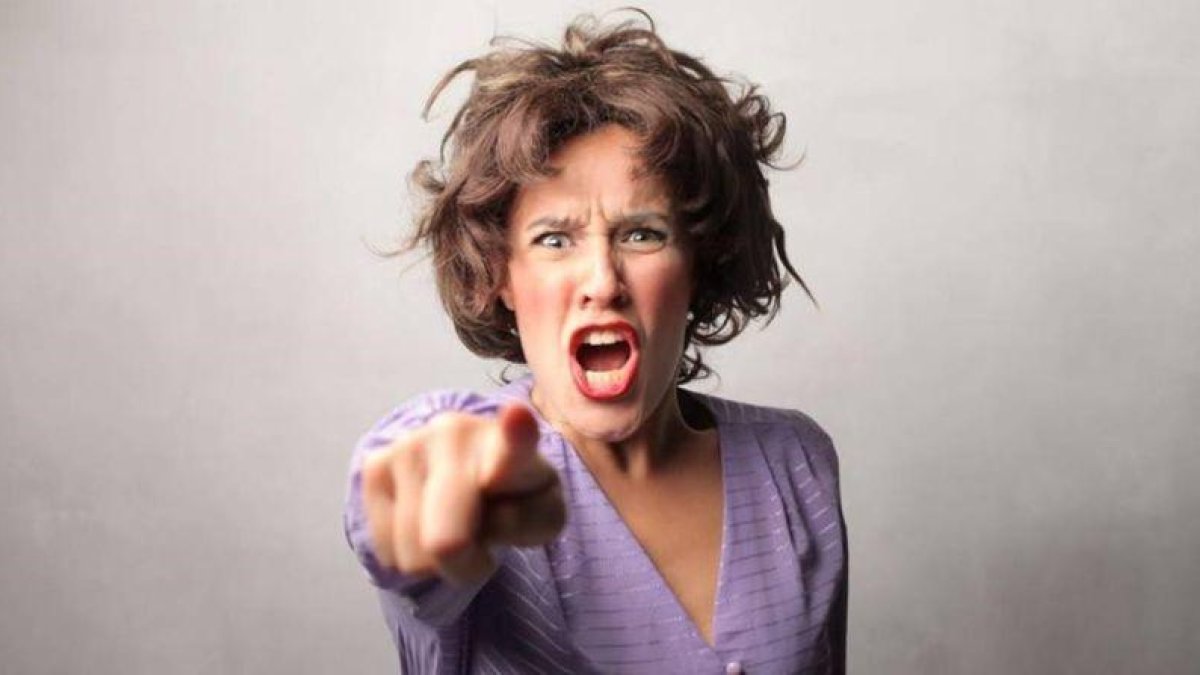 Una mujer enfadada gritando.-EL PERIÓDICO