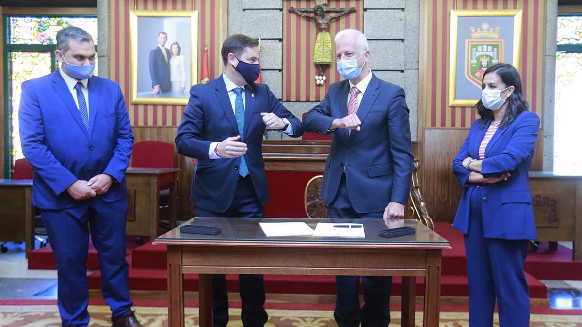 Firma del acuerdo de promoción conjunta entre los alcaldes de Burgos y Logroño. RAUL G. OCHOA
