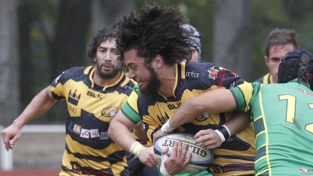 Dylan Rowe carga contra la línea defensiva del Uribealdea.-SANTI OTERO